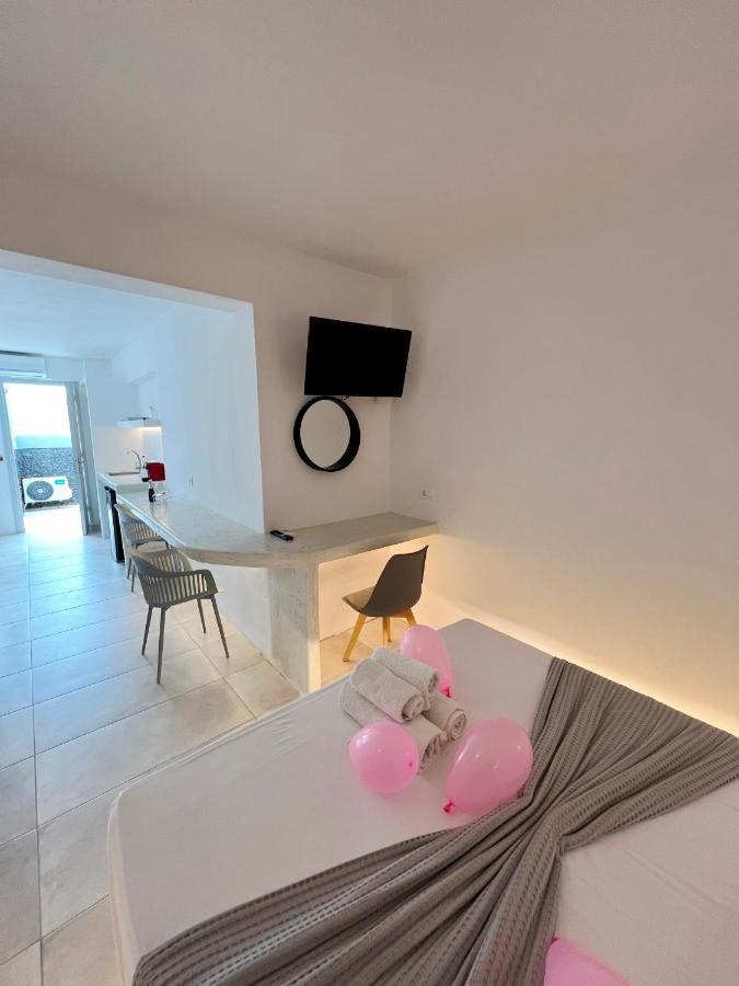 White Lily Suites & Lofts - Adults Only 16 Plus Perivolos  Dış mekan fotoğraf