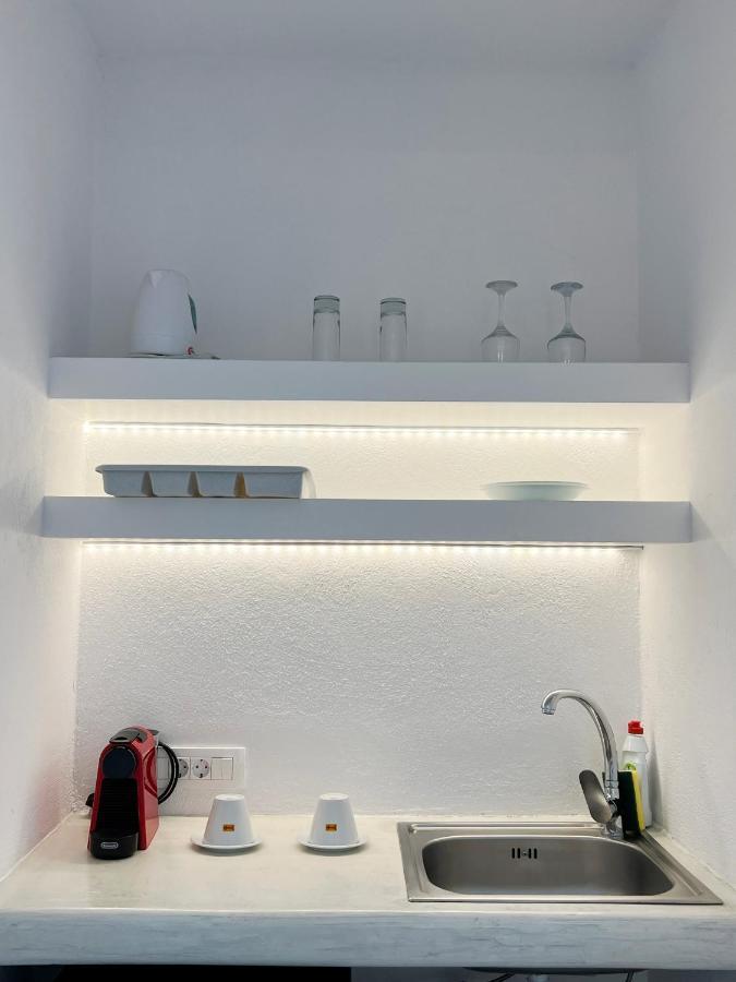 White Lily Suites & Lofts - Adults Only 16 Plus Perivolos  Dış mekan fotoğraf