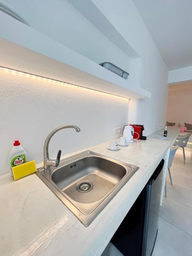 White Lily Suites & Lofts - Adults Only 16 Plus Perivolos  Dış mekan fotoğraf