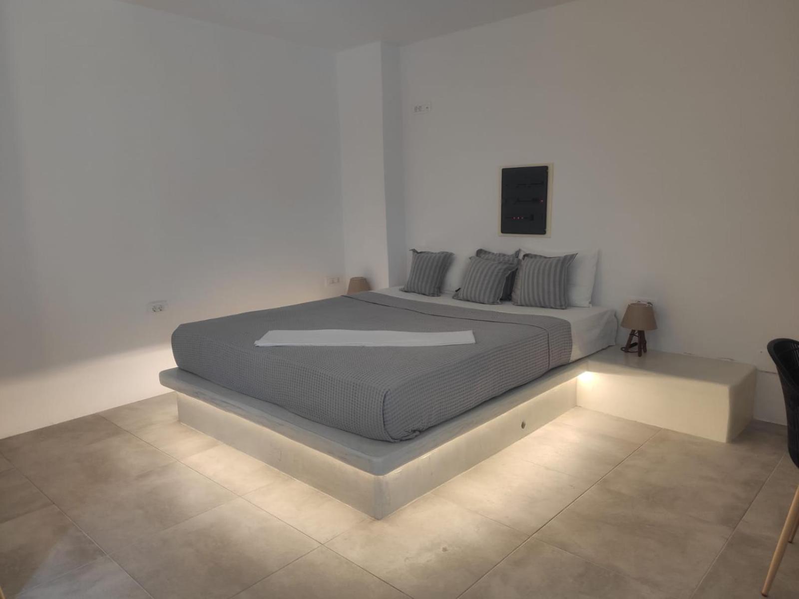 White Lily Suites & Lofts - Adults Only 16 Plus Perivolos  Dış mekan fotoğraf